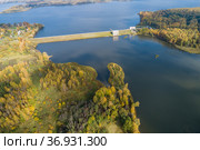 Московская область, Можайское водохранилище, плотина в устье реки Колочи (2021 год). Редакционное фото, фотограф glokaya_kuzdra / Фотобанк Лори