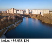 Вид сверху на реку Пехорка, протекающую через жилой микрорайон. Город Балашиха, Московская область, Россия (2021 год). Стоковое фото, фотограф Bala-Kate / Фотобанк Лори