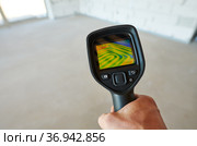 thermal imaging camera inspection for temperature check and finding heating pipes in floor. Стоковое фото, фотограф Дмитрий Калиновский / Фотобанк Лори