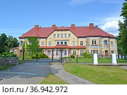 Вид на здание средней школы (бывший замок Лаукен). Поселок Саранское, Калининградская область (2020 год). Стоковое фото, фотограф Ирина Борсученко / Фотобанк Лори