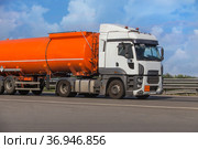 Fuel tanker truck moves on a country road. Стоковое фото, фотограф Юрий Бизгаймер / Фотобанк Лори