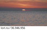 Закат на Черном море. Солнце садится в воду. Sunset on the Black Sea. The sun sets in the water. Стоковое видео, видеограф Евгений Романов / Фотобанк Лори