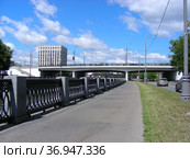 Преображенская набережная. Матросский мост. Район Сокольники. Город Москва (2011 год). Редакционное фото, фотограф lana1501 / Фотобанк Лори