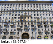 Двенадцатиэтажный восьмиподъездный кирпичный жилой дом. Большой Матросский переулок, 1. Река Яуза. Район Сокольники. Город Москва (2011 год). Редакционное фото, фотограф lana1501 / Фотобанк Лори