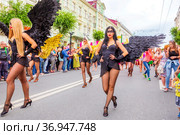 Russia, Samara, July 2019: processions of beautiful dressed up girls on Kuibyshev street at the carnival dedicated to the World Cup. Редакционное фото, фотограф Акиньшин Владимир / Фотобанк Лори