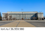Вид на фасад здания Администрации Иркутской области на площади Сперанского. Серый дом. (2017 год). Редакционное фото, фотограф Олег Елагин / Фотобанк Лори
