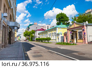 Улица Малая Ордынка. Лето. Солнечный день. Москва (2021 год). Редакционное фото, фотограф E. O. / Фотобанк Лори