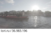 Pleasure boat on the Moskva river from the side of the Muzeon park (2021 год). Редакционное видео, видеограф Потийко Сергей / Фотобанк Лори