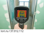 thermal imaging camera inspection window for temperature check and finding heat loss. Стоковое фото, фотограф Дмитрий Калиновский / Фотобанк Лори
