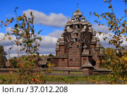 Двадцатипятиглавая церковь Покрова Пресвятой Богородицы (Покровская церковь) в парковом комплексе "Усадьба Богословка" (2021 год). Редакционное фото, фотограф Роман Рожков / Фотобанк Лори