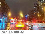 Поток машин вечером в городе в дождливую погоду (2021 год). Стоковое фото, фотограф Victoria Demidova / Фотобанк Лори