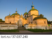 Старинная церковь Параскевы Пятницы (Рождества Богородицы) крупным планом ранним солнечным июльским утром. Город Старица. Тверская область (2021 год). Стоковое фото, фотограф Виктор Карасев / Фотобанк Лори
