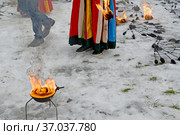 Чаша с огнем на фаер-шоу в парке. Калининград. Стоковое фото, фотограф Ирина Борсученко / Фотобанк Лори