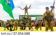 Russia, Samara, June 2019: Soldiers of paratroopers perform demonstration exercises for spectators of the race of heroes. Text in Russian: Declaration of an individual. Редакционное фото, фотограф Акиньшин Владимир / Фотобанк Лори