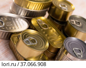 Close-up of metal tin cans with ring pull on wooden surface. Стоковое фото, фотограф Яков Филимонов / Фотобанк Лори