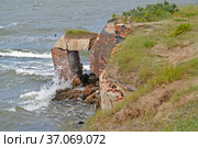 Развалины каземата морского форта "Западный". Балтийск, Калининградская область (2020 год). Стоковое фото, фотограф Ирина Борсученко / Фотобанк Лори