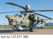 Советский и российский учебно-боевой военный вертолет Миль Ми-28УБ «Ночной охотник» Havoc-B с номером RF-13659 на Международном авиасалоне МАКС-2019 в Жуковском, Россия, вид спереди-слева. Редакционное фото, фотограф Малышев Андрей / Фотобанк Лори