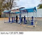Площадка для воркаута в саду имени С.Т. Аксакова осенью. Уфа, Республика Башкортостан (2021 год). Редакционное фото, фотограф Овчинникова Ирина / Фотобанк Лори