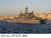 Большой десантный корабль "Оленегорский горняк" в акватории Невы солнечным июльским вечером. Подготовка к празднованию Дня ВМФ в Санкт-Петербурге (2021 год). Редакционное фото, фотограф Виктор Карасев / Фотобанк Лори