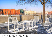Белые столы и стулья на Крымской набережной в Москве и купол Храма Христа Спасителя (2021 год). Стоковое фото, фотограф Baturina Yuliya / Фотобанк Лори