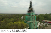 Building of church under reconstruction in small town. Стоковое видео, видеограф Гурьянов Андрей / Фотобанк Лори