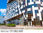 Бизнес-центр "Линкор". Фрагмент здания. Улица Авиаконструктора Микояна, дом 12. Москва (2021 год). Редакционное фото, фотограф E. O. / Фотобанк Лори