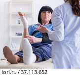 Doctor examining old mature woman after incident. Стоковое фото, фотограф Elnur / Фотобанк Лори