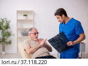 Old male patient visting young male doctor radilogist. Стоковое фото, фотограф Elnur / Фотобанк Лори