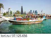 The traditional dhow on background of modern skyscrapers in the centre of Doha (2020 год). Стоковое фото, фотограф Юлия Белоусова / Фотобанк Лори