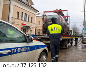 Эвакуация неправильно припаркованного автомобиля, город Тула (2021 год). Редакционное фото, фотограф Вячеслав Палес / Фотобанк Лори