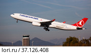 Airline Turkish Airlines plane take off from the runway at Barcelona El Prat airport. Board number TC-JNK (2020 год). Редакционное фото, фотограф Яков Филимонов / Фотобанк Лори