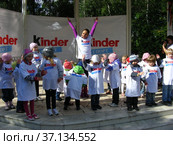 Веселая зарядка "Kinder + Спорт" в парке культуры и отдыха «Сокольники». Проводит знаменитая гимнастка Ляйсан Утяшева. День города, 1 сентября 2012. Город Москва. Редакционное фото, фотограф lana1501 / Фотобанк Лори