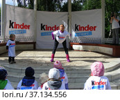 Веселая зарядка "Kinder + Спорт" в парке культуры и отдыха «Сокольники». Проводит знаменитая гимнастка Ляйсан Утяшева. День города, 1 сентября 2012. Город Москва. Редакционное фото, фотограф lana1501 / Фотобанк Лори