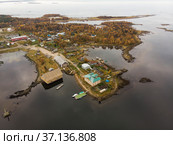 Вид на причалы Соловецкого острова. Мыс Сельдяной. Такелажный амбар (2020 год). Стоковое фото, фотограф Яковлев Сергей / Фотобанк Лори