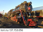 Старый советский магистральный грузовой паровоз серии "Л" (Л-4429, Лебедянка) крупным планом солнечным октябрьским утром. Сортавала (2021 год). Редакционное фото, фотограф Виктор Карасев / Фотобанк Лори