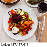 Ensalada con queso fresco, salad with cheese and vegetables. Стоковое фото, фотограф Яков Филимонов / Фотобанк Лори