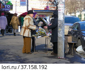 Торговля цветам с лотка к празднику 8 марта. Район Сокол. Город Москва (2013 год). Редакционное фото, фотограф lana1501 / Фотобанк Лори