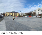 Советская площадь в городе Уфа осенью в облачный день. Республика Башкортостан (2021 год). Редакционное фото, фотограф Овчинникова Ирина / Фотобанк Лори