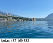 Вид на Скалу Шаляпина и детский лагерь "Артек" с моря, Гурзуф (2021 год). Стоковое фото, фотограф Мария Кылосова / Фотобанк Лори