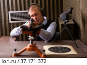 Man zeroing hunting rifle from bench rest in shooting range. Стоковое фото, фотограф Яков Филимонов / Фотобанк Лори
