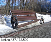 Сломанная скамейка в Петровском парке. Район Аэропорт. Город Москва (2013 год). Стоковое фото, фотограф lana1501 / Фотобанк Лори