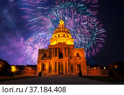 Celebratory colorful fireworks over the Les Invalides (The National Residence of the Invalids) at night. Paris, France (2014 год). Стоковое фото, фотограф Владимир Журавлев / Фотобанк Лори