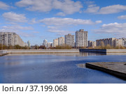 Санкт-Петербург, Василеостровский район, набережная в устье реки Смоленки (2018 год). Редакционное фото, фотограф glokaya_kuzdra / Фотобанк Лори