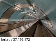 Санкт-Петербург, метрополитен, пассажирский тоннель с траволатором на станции "Спортивная" (2018 год). Редакционное фото, фотограф glokaya_kuzdra / Фотобанк Лори