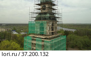 Building of church under reconstruction in small town. Стоковое видео, видеограф Гурьянов Андрей / Фотобанк Лори