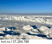 Скованный льдом Амурский залив Японского моря. Россия, Владивосток (2022 год). Стоковое фото, фотограф Овчинникова Ирина / Фотобанк Лори