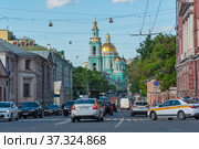 Спартаковская улица. Богоявленский кафедральный собор в Елохове. Москва (2019 год). Редакционное фото, фотограф Александр Щепин / Фотобанк Лори