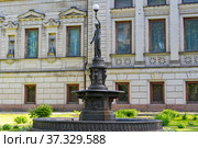 Фонтан "Богиня ночи". Городская усадьба купца Николая Дмитриевича Стахеева (ныне Центральный дом детей железнодорожников) на улице Новой Басманной, дом 14, стр. 1в. Москва (2019 год). Стоковое фото, фотограф Александр Щепин / Фотобанк Лори