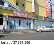 Магазин "Оптика", "Ломбард". Торговый центр «Торговый дом „Русское раздолье“». Сокольническая площадь, 4а. Район Сокольники. Город Москва (2013 год). Редакционное фото, фотограф lana1501 / Фотобанк Лори