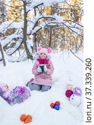 Портрет девочки в новогоднем заснеженном зимнем лесу. Portrait of a girl in a New Year's snowy winter forest. (2022 год). Редакционное фото, фотограф Мария / Фотобанк Лори